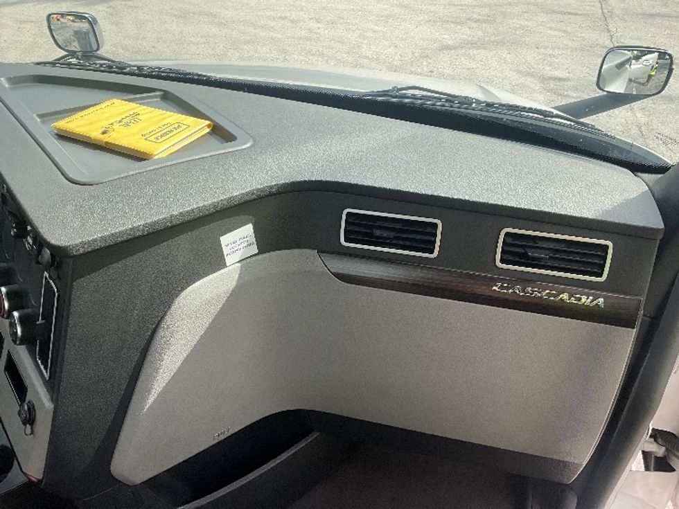 Day Cab Tractor-Heavy Duty Tractors-Freightliner-2021-T12664ST-Tampa-FL-189,572\n\t\tmiles-$ 72,500 - Image 13