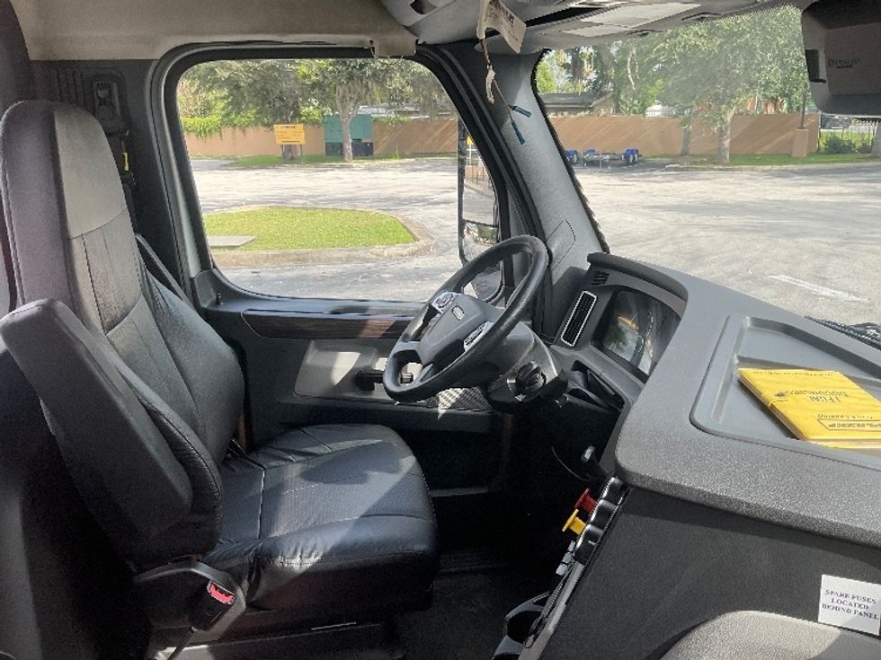 Day Cab Tractor-Heavy Duty Tractors-Freightliner-2021-T12664ST-Tampa-FL-189,572\n\t\tmiles-$ 72,500 - Image 14