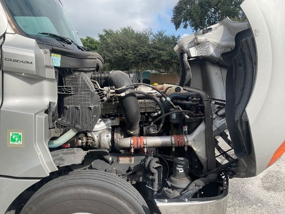 Day Cab Tractor-Heavy Duty Tractors-Freightliner-2021-T12664ST-Tampa-FL-189,572\n\t\tmiles-$ 72,500 - Image 15