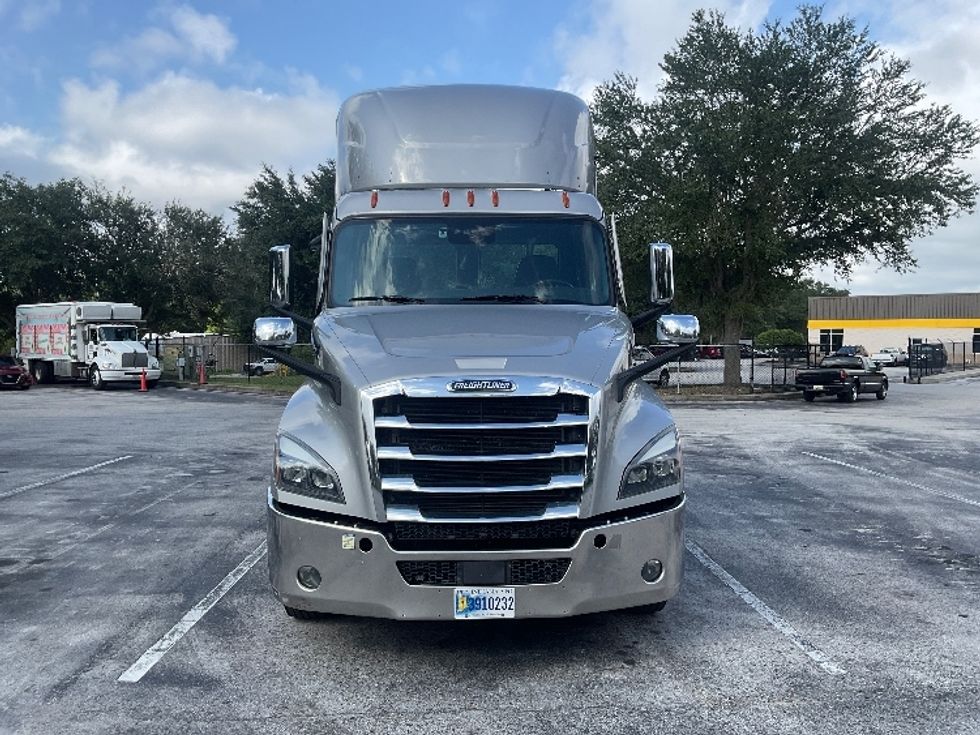 Day Cab Tractor-Heavy Duty Tractors-Freightliner-2021-T12664ST-Tampa-FL-189,572\n\t\tmiles-$ 72,500 - Image 2