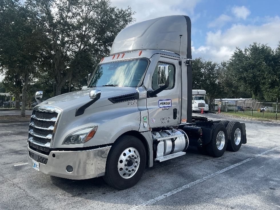 Day Cab Tractor-Heavy Duty Tractors-Freightliner-2021-T12664ST-Tampa-FL-189,572\n\t\tmiles-$ 72,500 - Image 3