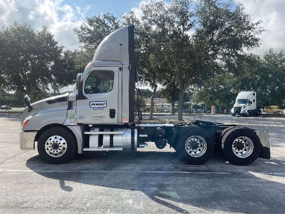 Day Cab Tractor-Heavy Duty Tractors-Freightliner-2021-T12664ST-Tampa-FL-189,572\n\t\tmiles-$ 72,500 - Image 4