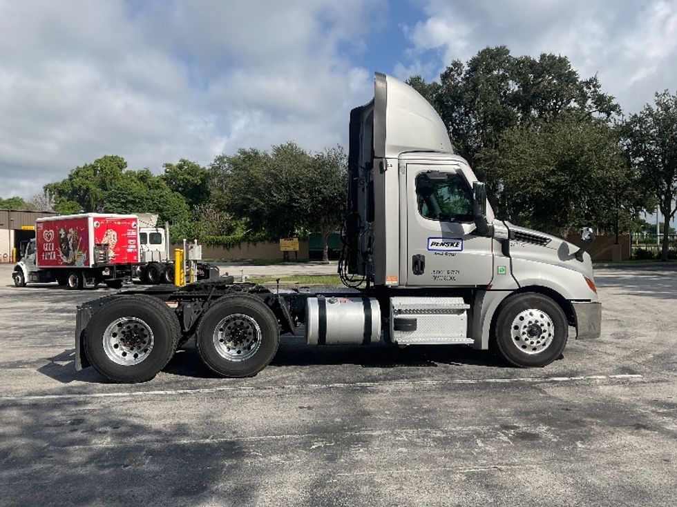 Day Cab Tractor-Heavy Duty Tractors-Freightliner-2021-T12664ST-Tampa-FL-189,572\n\t\tmiles-$ 72,500 - Image 8