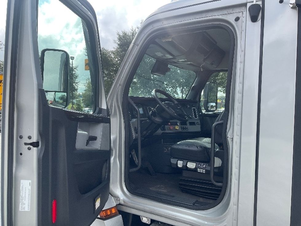 Day Cab Tractor-Heavy Duty Tractors-Freightliner-2021-T12664ST-Tampa-FL-189,572\n\t\tmiles-$ 72,500 - Image 9