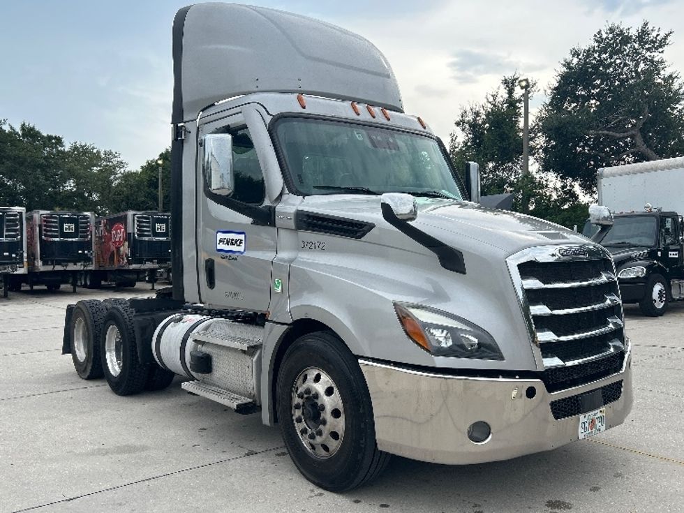 Day Cab Tractor-Heavy Duty Tractors-Freightliner-2021-T12664ST-Tampa-FL-258,541\n\t\tmiles-$ 62,500 - Image 1