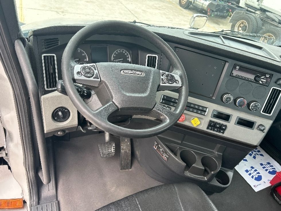 Day Cab Tractor-Heavy Duty Tractors-Freightliner-2021-T12664ST-Tampa-FL-258,541\n\t\tmiles-$ 62,500 - Image 11