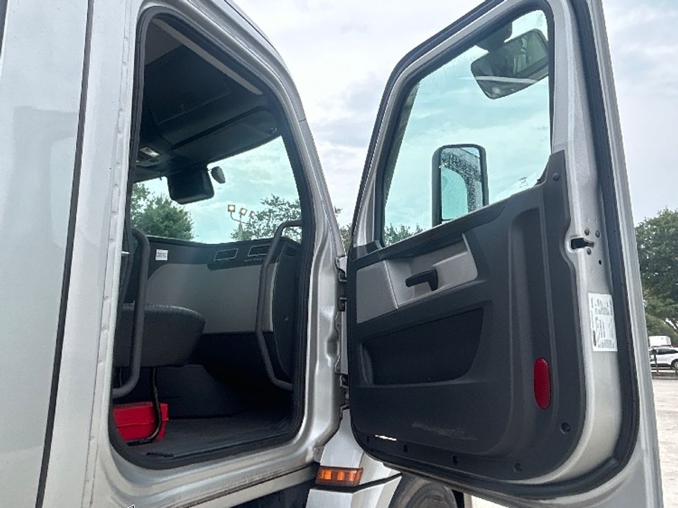 Day Cab Tractor-Heavy Duty Tractors-Freightliner-2021-T12664ST-Tampa-FL-258,541\n\t\tmiles-$ 62,500 - Image 12