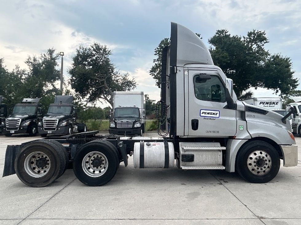 Day Cab Tractor-Heavy Duty Tractors-Freightliner-2021-T12664ST-Tampa-FL-258,541\n\t\tmiles-$ 62,500 - Image 8