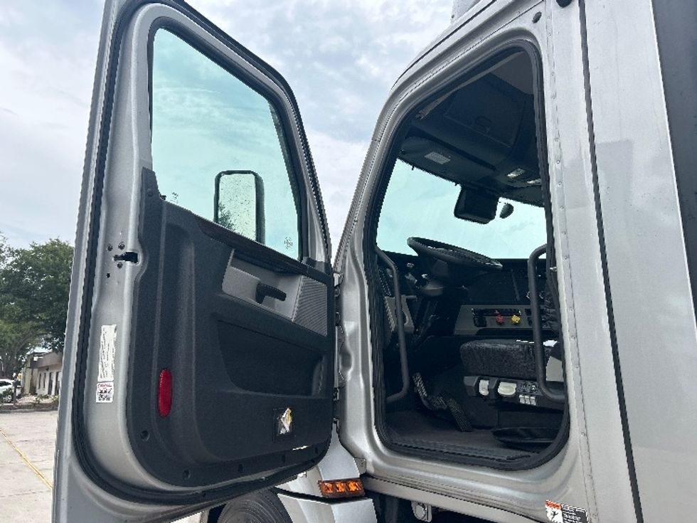 Day Cab Tractor-Heavy Duty Tractors-Freightliner-2021-T12664ST-Tampa-FL-258,541\n\t\tmiles-$ 62,500 - Image 9