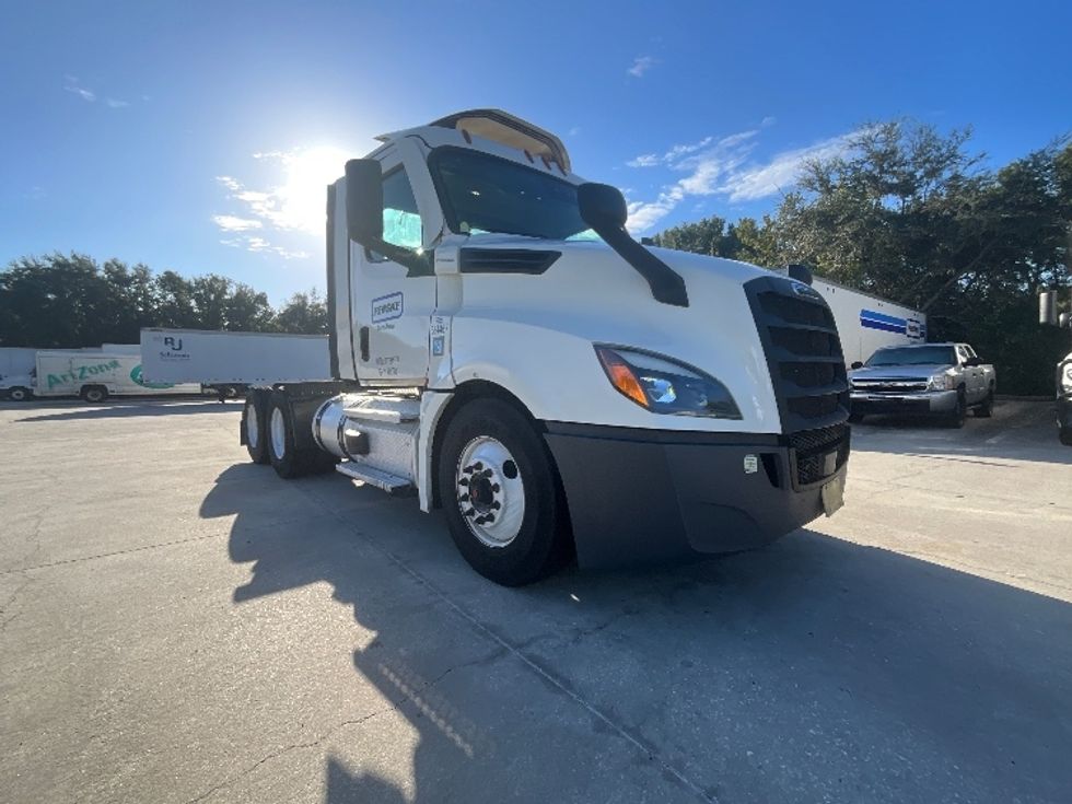 Day Cab Tractor-Heavy Duty Tractors-Freightliner-2021-T12664ST-Tampa-FL-525,291\n\t\tmiles-$ 45,750 - Image 1