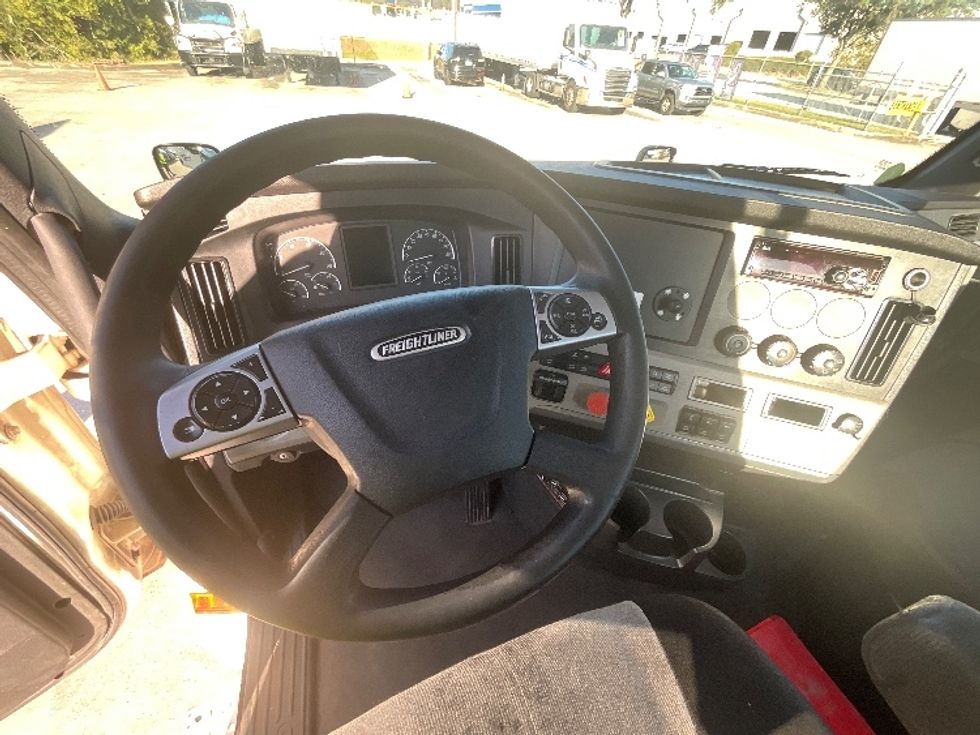 Day Cab Tractor-Heavy Duty Tractors-Freightliner-2021-T12664ST-Tampa-FL-525,291\n\t\tmiles-$ 45,750 - Image 11