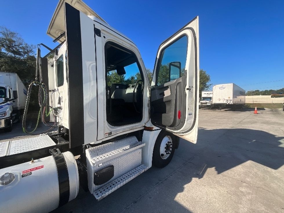 Day Cab Tractor-Heavy Duty Tractors-Freightliner-2021-T12664ST-Tampa-FL-525,291\n\t\tmiles-$ 45,750 - Image 12