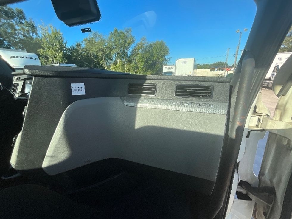 Day Cab Tractor-Heavy Duty Tractors-Freightliner-2021-T12664ST-Tampa-FL-525,291\n\t\tmiles-$ 45,750 - Image 13