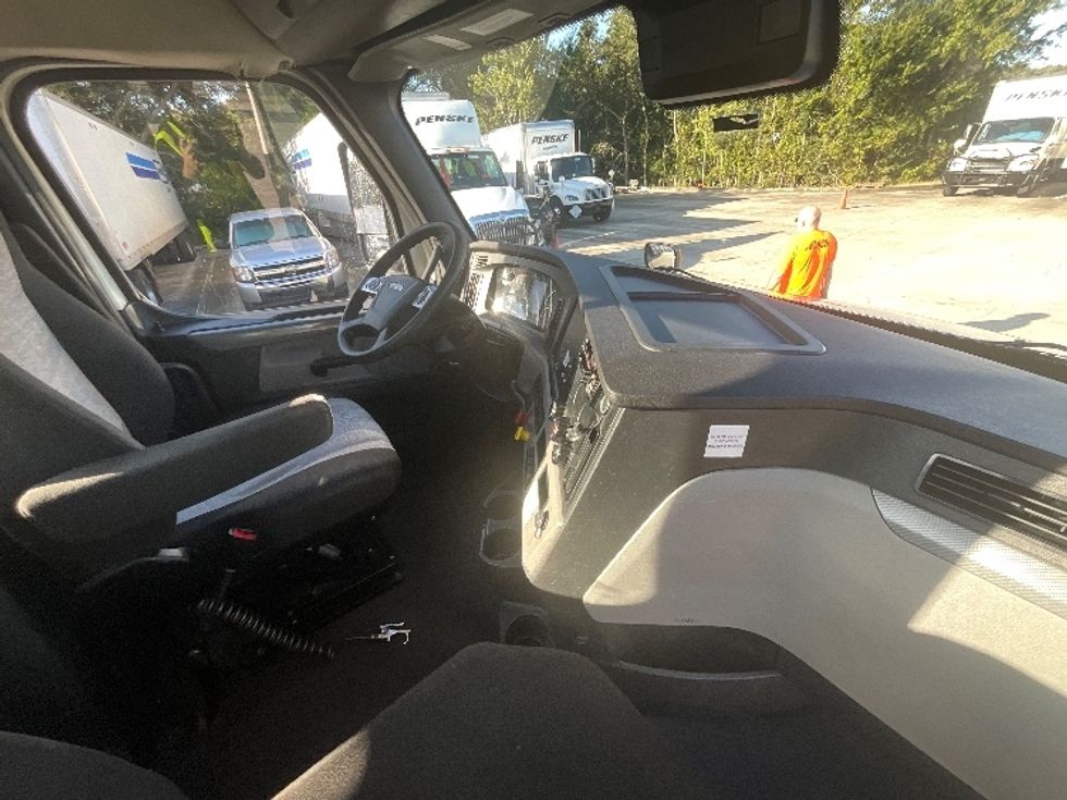 Day Cab Tractor-Heavy Duty Tractors-Freightliner-2021-T12664ST-Tampa-FL-525,291\n\t\tmiles-$ 45,750 - Image 14