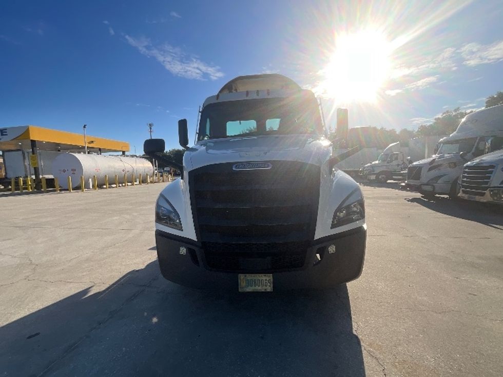 Day Cab Tractor-Heavy Duty Tractors-Freightliner-2021-T12664ST-Tampa-FL-525,291\n\t\tmiles-$ 45,750 - Image 2