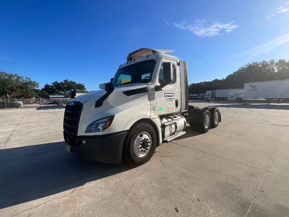 Day Cab Tractor-Heavy Duty Tractors-Freightliner-2021-T12664ST-Tampa-FL-525,291\n\t\tmiles-$ 45,750 - Image 3