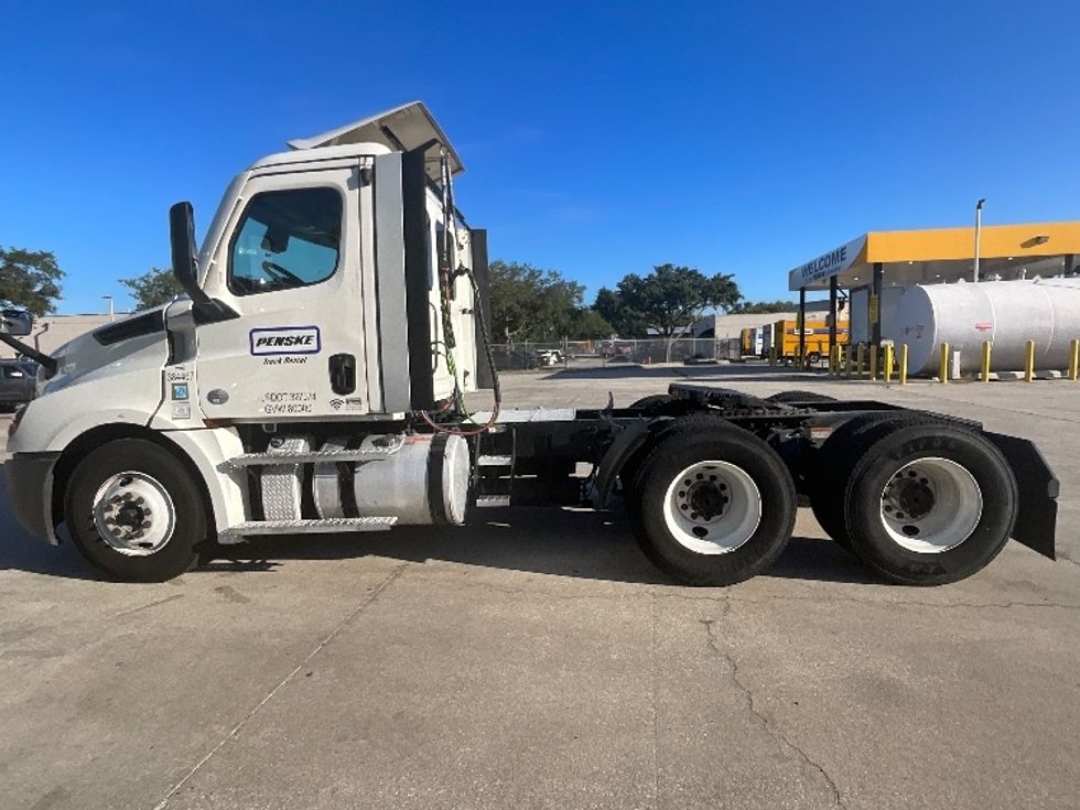 Day Cab Tractor-Heavy Duty Tractors-Freightliner-2021-T12664ST-Tampa-FL-525,291\n\t\tmiles-$ 45,750 - Image 4