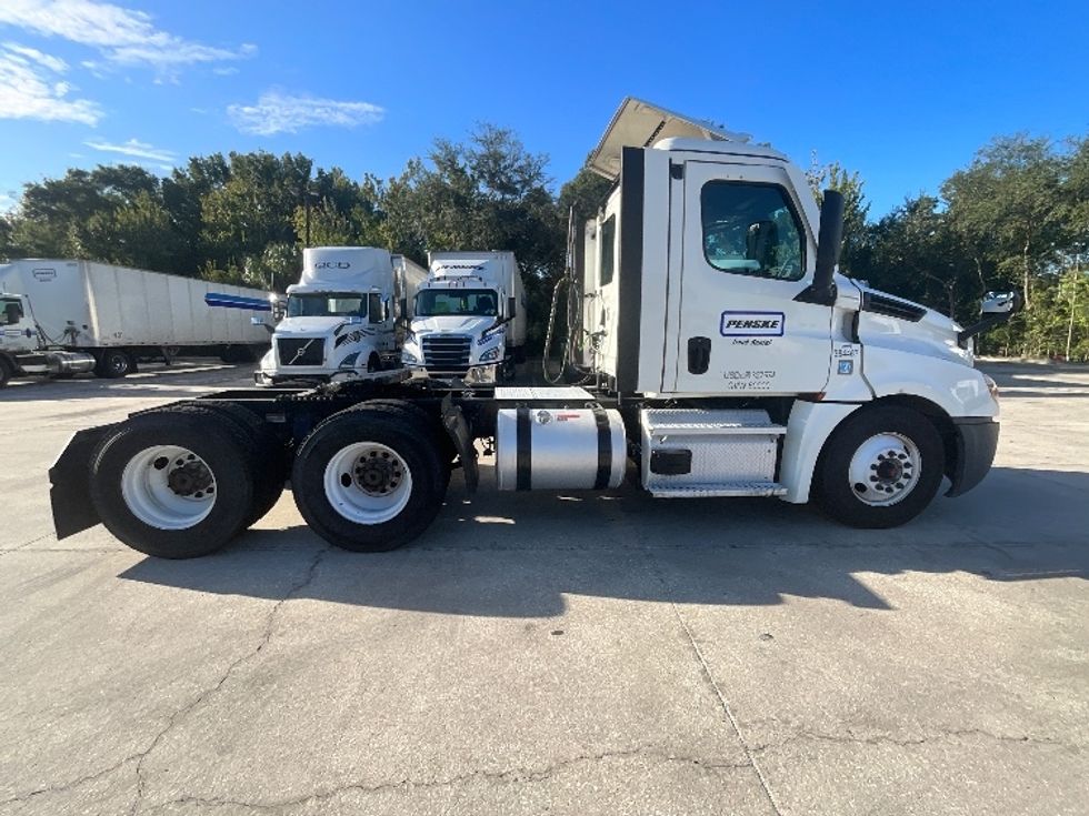 Day Cab Tractor-Heavy Duty Tractors-Freightliner-2021-T12664ST-Tampa-FL-525,291\n\t\tmiles-$ 45,750 - Image 8