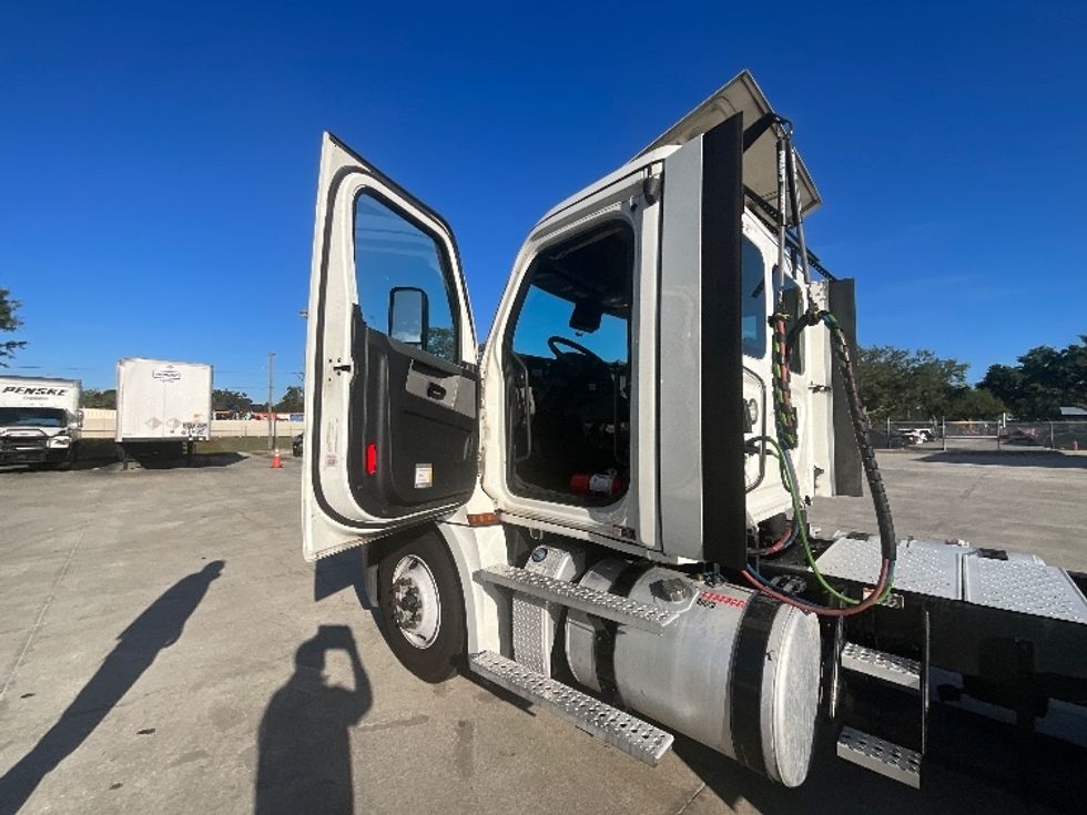 Day Cab Tractor-Heavy Duty Tractors-Freightliner-2021-T12664ST-Tampa-FL-525,291\n\t\tmiles-$ 45,750 - Image 9