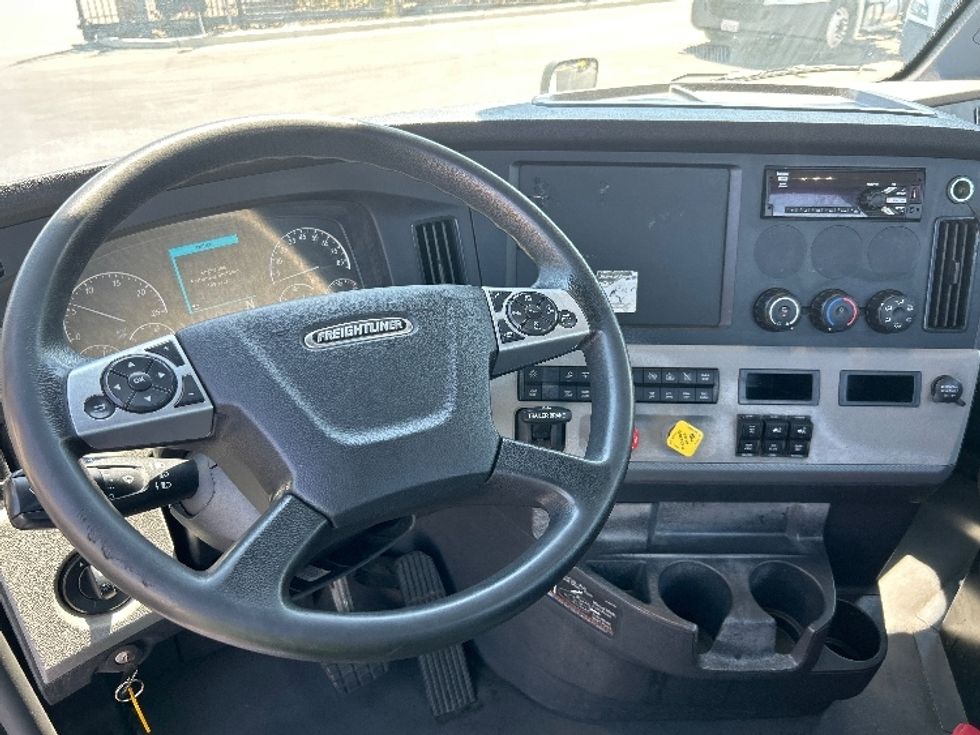 Day Cab Tractor-Heavy Duty Tractors-Freightliner-2021-T12664ST-Temecula-CA-198,064\n\t\tmiles-$ 76,750 - Image 11