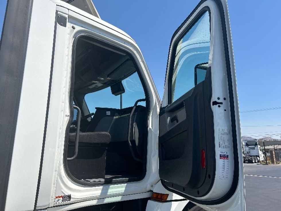 Day Cab Tractor-Heavy Duty Tractors-Freightliner-2021-T12664ST-Temecula-CA-198,064\n\t\tmiles-$ 76,750 - Image 12