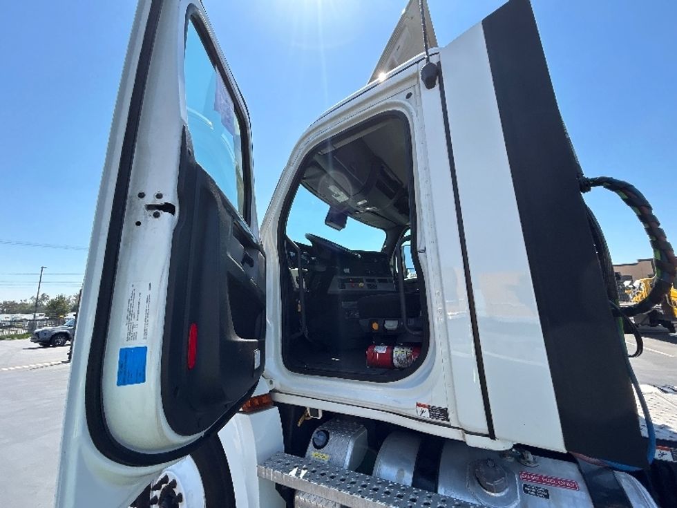 Day Cab Tractor-Heavy Duty Tractors-Freightliner-2021-T12664ST-Temecula-CA-198,064\n\t\tmiles-$ 76,750 - Image 9