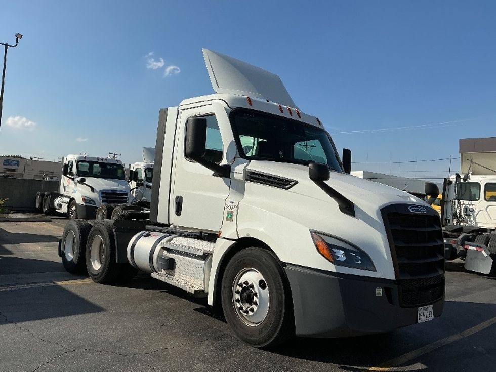 Day Cab Tractor-Heavy Duty Tractors-Freightliner-2021-T12664ST-Torrance-CA-147,073\n\t\tmiles-$ 76,750 - Image 1