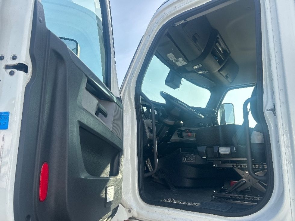 Day Cab Tractor-Heavy Duty Tractors-Freightliner-2021-T12664ST-Torrance-CA-147,073\n\t\tmiles-$ 76,750 - Image 10
