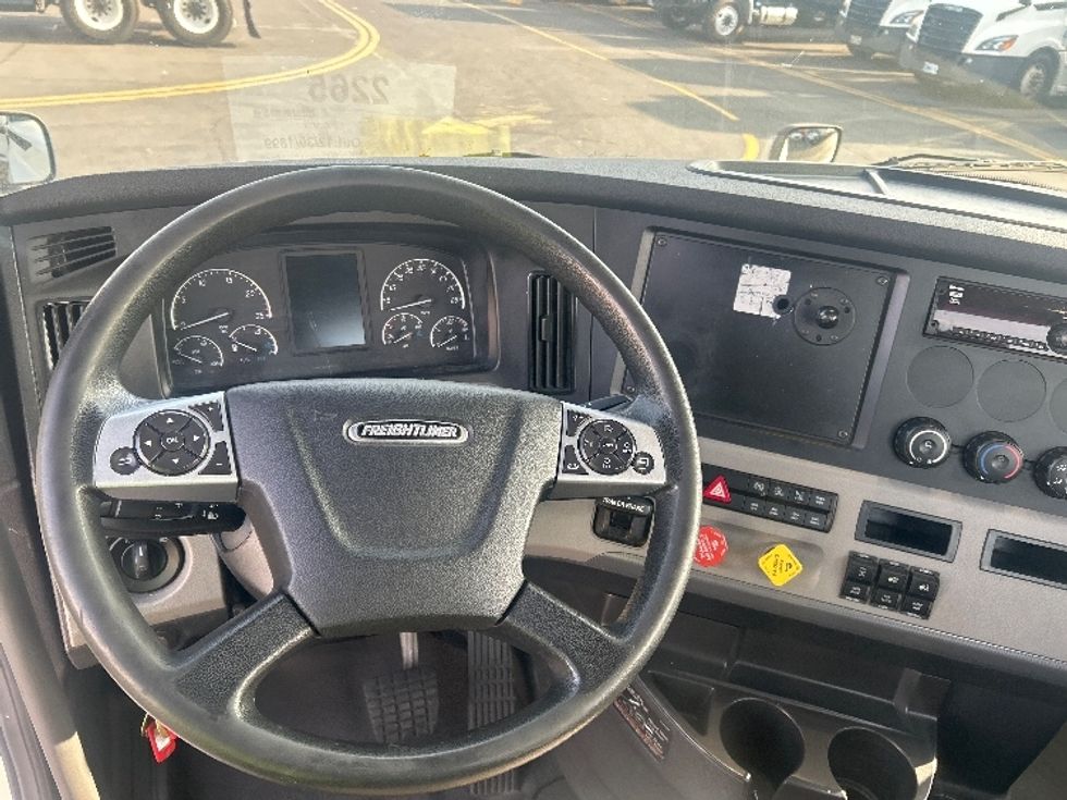 Day Cab Tractor-Heavy Duty Tractors-Freightliner-2021-T12664ST-Torrance-CA-147,073\n\t\tmiles-$ 76,750 - Image 11
