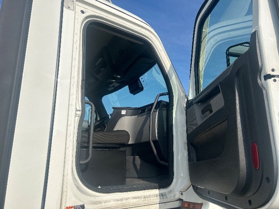 Day Cab Tractor-Heavy Duty Tractors-Freightliner-2021-T12664ST-Torrance-CA-147,073\n\t\tmiles-$ 76,750 - Image 12