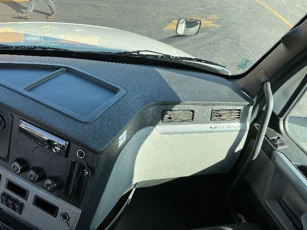 Day Cab Tractor-Heavy Duty Tractors-Freightliner-2021-T12664ST-Torrance-CA-147,073\n\t\tmiles-$ 76,750 - Image 13