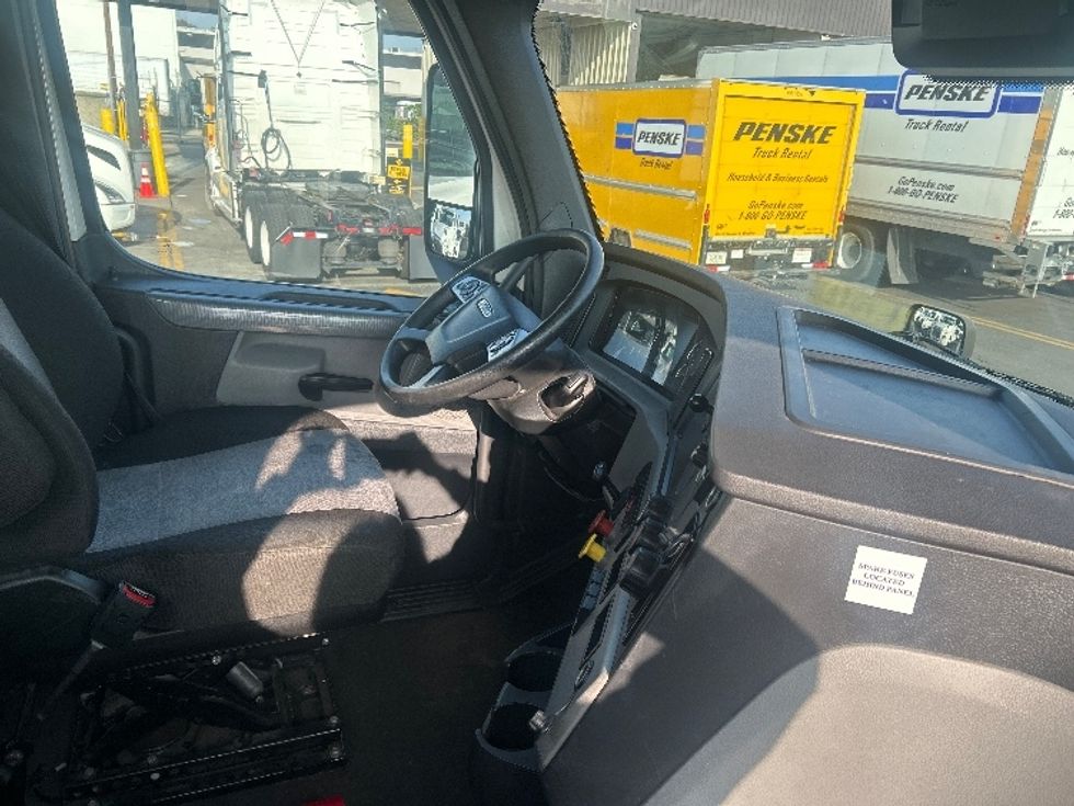 Day Cab Tractor-Heavy Duty Tractors-Freightliner-2021-T12664ST-Torrance-CA-147,073\n\t\tmiles-$ 76,750 - Image 14