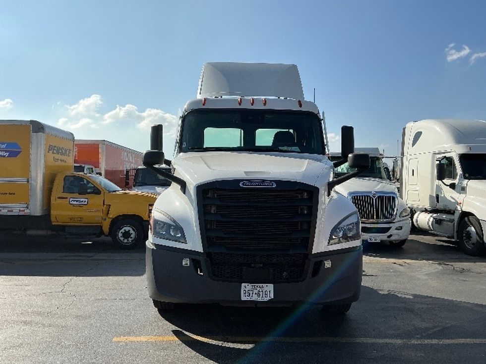 Day Cab Tractor-Heavy Duty Tractors-Freightliner-2021-T12664ST-Torrance-CA-147,073\n\t\tmiles-$ 76,750 - Image 2