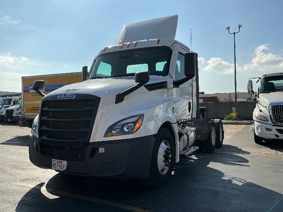 Day Cab Tractor-Heavy Duty Tractors-Freightliner-2021-T12664ST-Torrance-CA-147,073\n\t\tmiles-$ 76,750 - Image 3