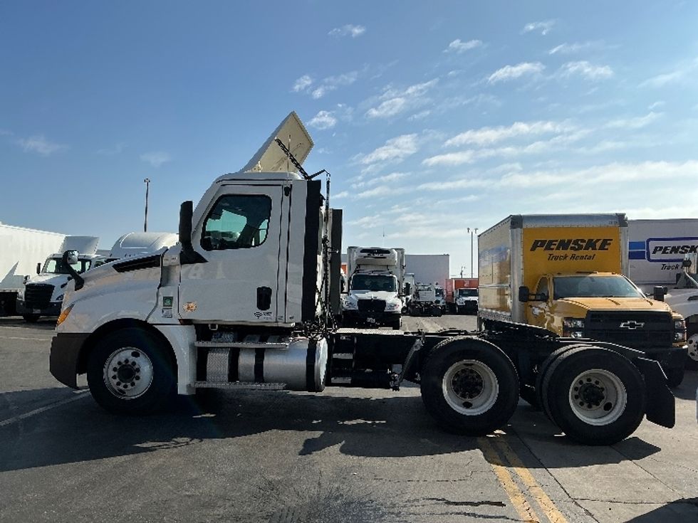 Day Cab Tractor-Heavy Duty Tractors-Freightliner-2021-T12664ST-Torrance-CA-147,073\n\t\tmiles-$ 76,750 - Image 4
