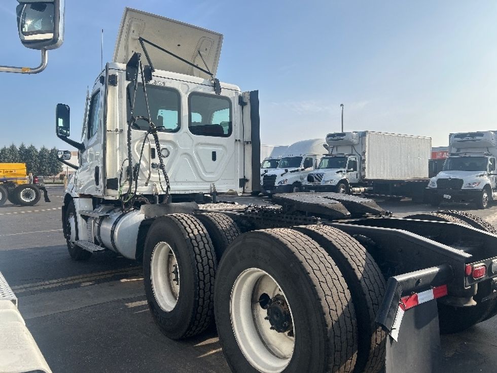 Day Cab Tractor-Heavy Duty Tractors-Freightliner-2021-T12664ST-Torrance-CA-147,073\n\t\tmiles-$ 76,750 - Image 5