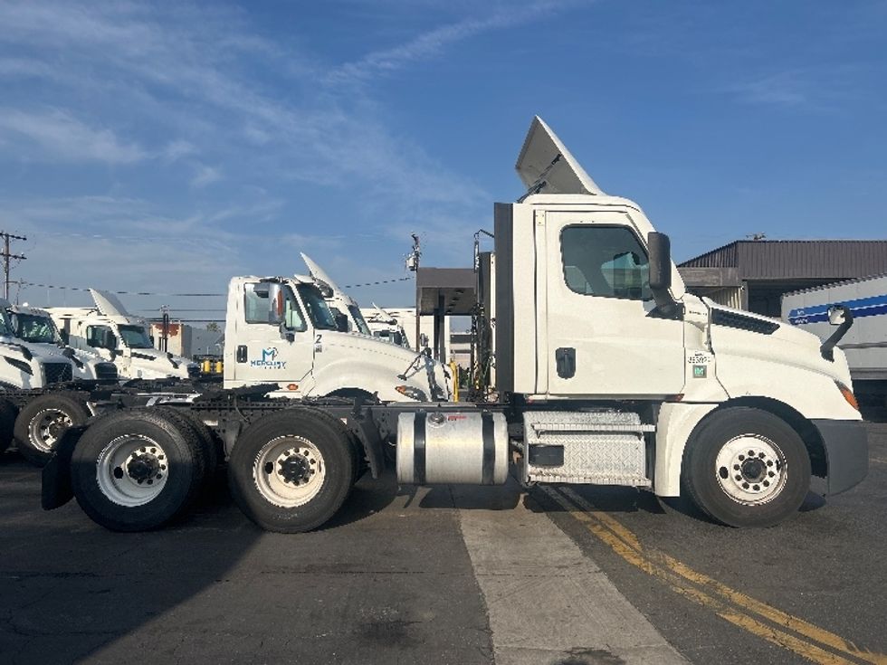 Day Cab Tractor-Heavy Duty Tractors-Freightliner-2021-T12664ST-Torrance-CA-147,073\n\t\tmiles-$ 76,750 - Image 8