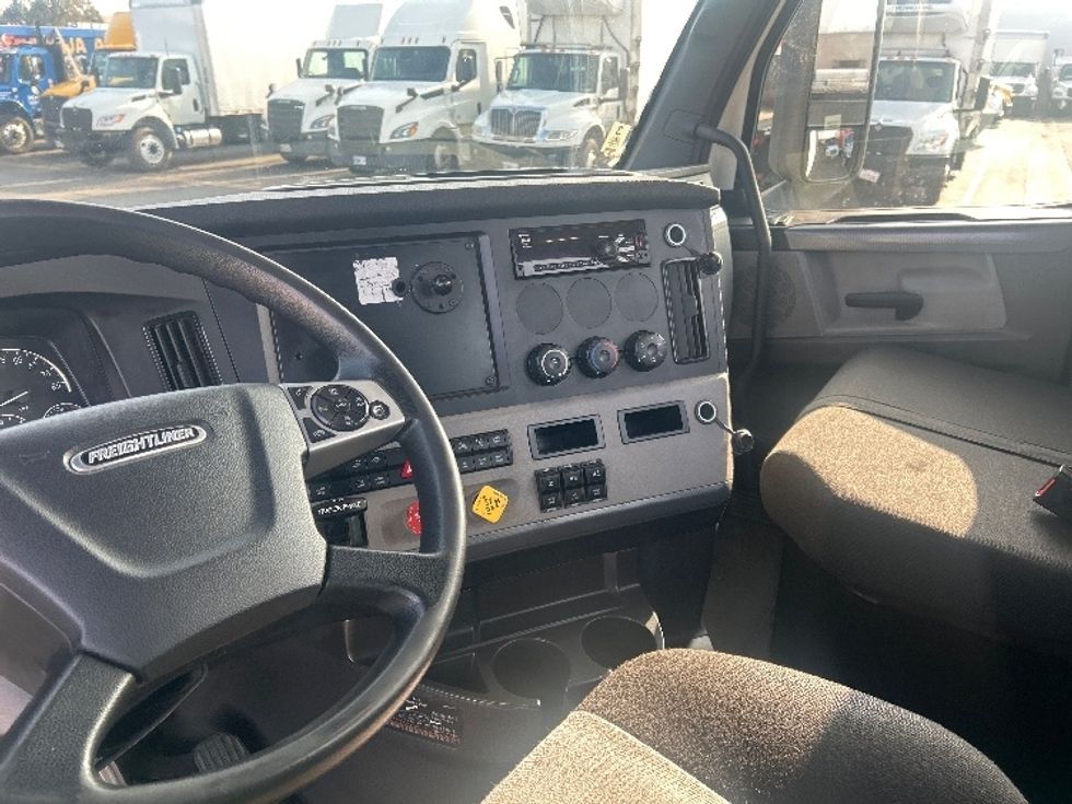 Day Cab Tractor-Heavy Duty Tractors-Freightliner-2021-T12664ST-Torrance-CA-147,073\n\t\tmiles-$ 76,750 - Image 9