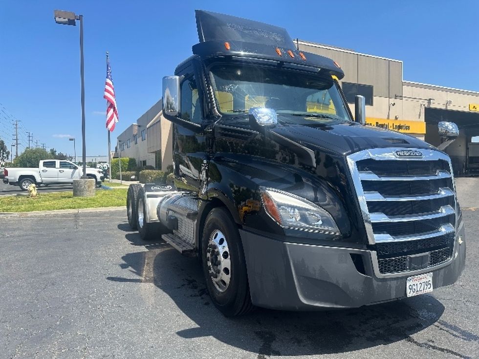 Day Cab Tractor-Heavy Duty Tractors-Freightliner-2021-T12664ST-Torrance-CA-153,720\n\t\tmiles-$ 74,750 - Image 1
