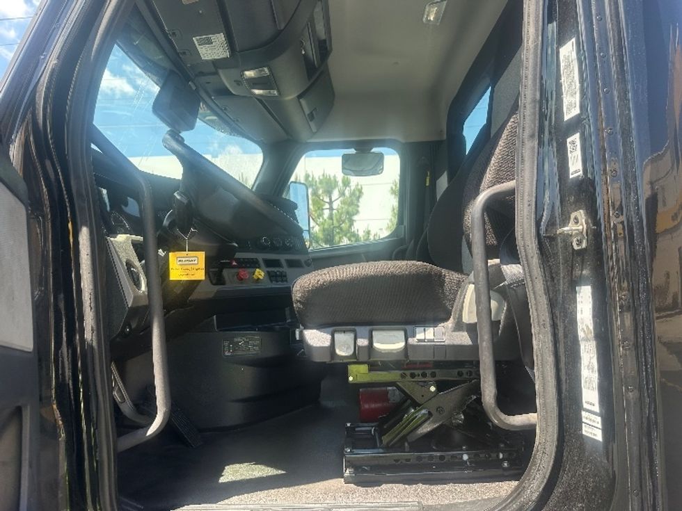 Day Cab Tractor-Heavy Duty Tractors-Freightliner-2021-T12664ST-Torrance-CA-153,720\n\t\tmiles-$ 74,750 - Image 10