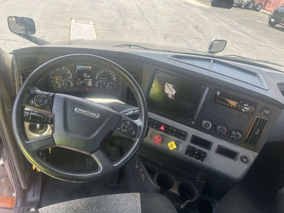 Day Cab Tractor-Heavy Duty Tractors-Freightliner-2021-T12664ST-Torrance-CA-153,720\n\t\tmiles-$ 74,750 - Image 11