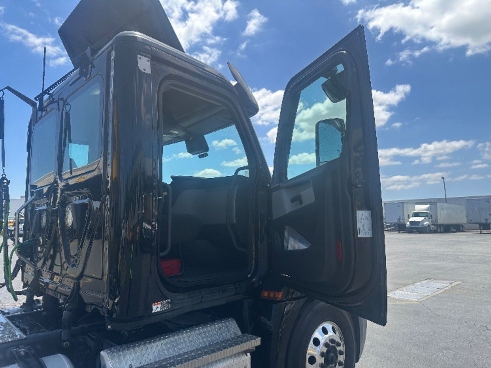 Day Cab Tractor-Heavy Duty Tractors-Freightliner-2021-T12664ST-Torrance-CA-153,720\n\t\tmiles-$ 74,750 - Image 12