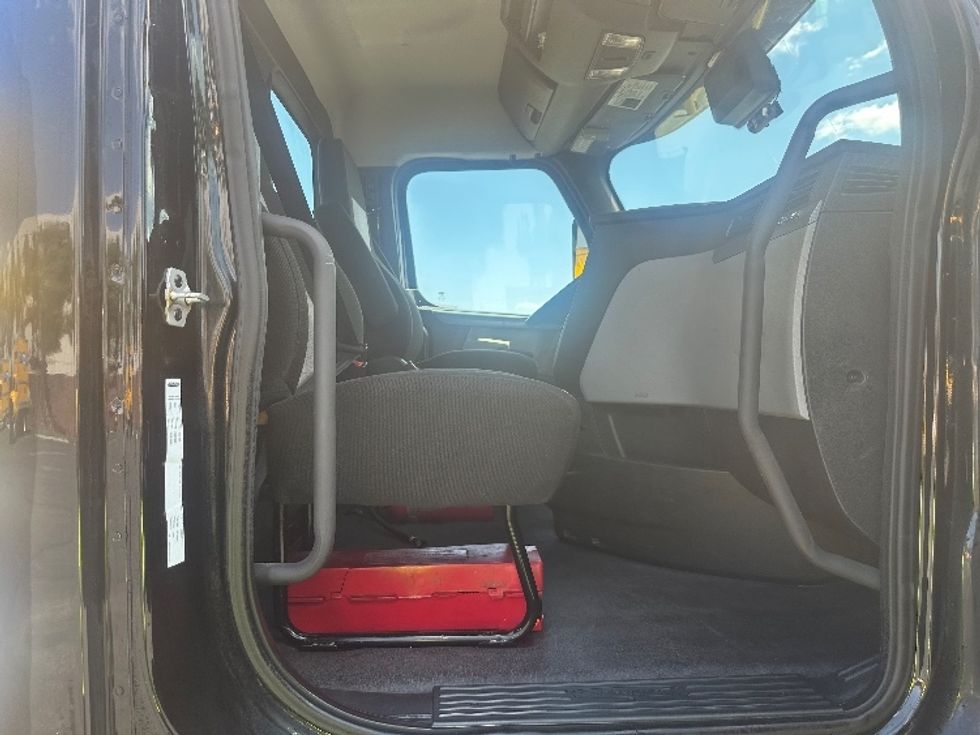 Day Cab Tractor-Heavy Duty Tractors-Freightliner-2021-T12664ST-Torrance-CA-153,720\n\t\tmiles-$ 74,750 - Image 14