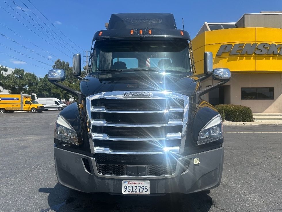 Day Cab Tractor-Heavy Duty Tractors-Freightliner-2021-T12664ST-Torrance-CA-153,720\n\t\tmiles-$ 74,750 - Image 2