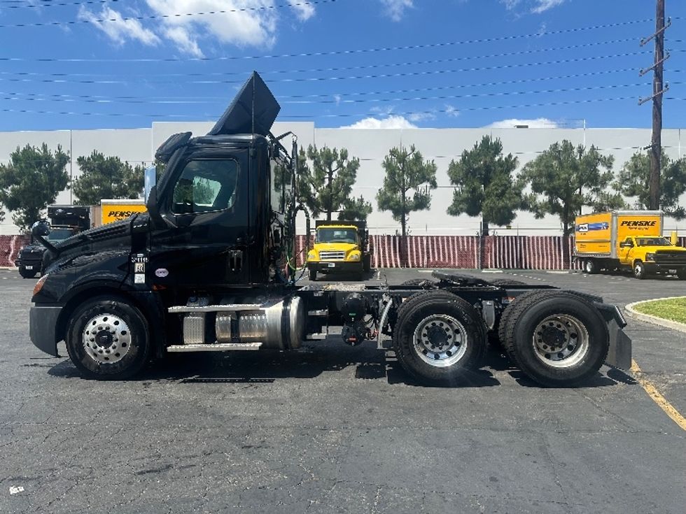 Day Cab Tractor-Heavy Duty Tractors-Freightliner-2021-T12664ST-Torrance-CA-153,720\n\t\tmiles-$ 74,750 - Image 4