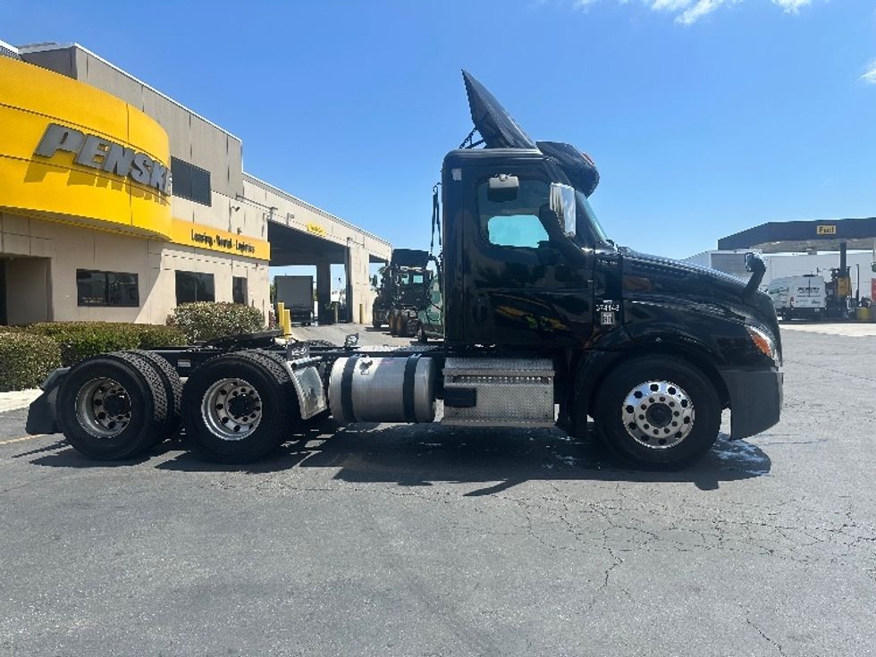 Day Cab Tractor-Heavy Duty Tractors-Freightliner-2021-T12664ST-Torrance-CA-153,720\n\t\tmiles-$ 74,750 - Image 8