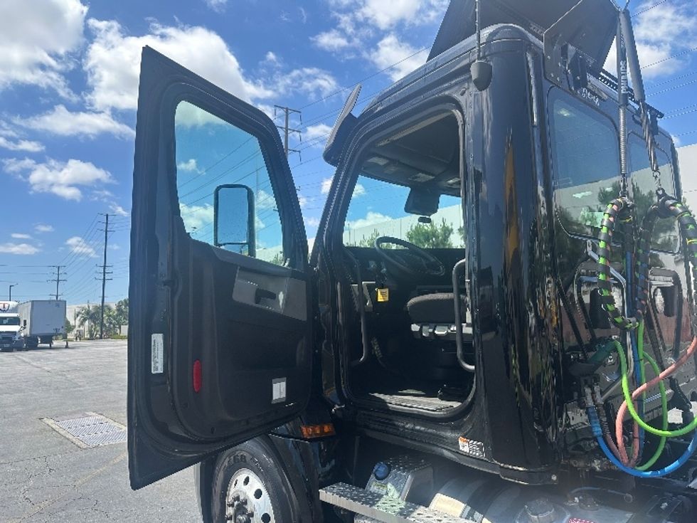 Day Cab Tractor-Heavy Duty Tractors-Freightliner-2021-T12664ST-Torrance-CA-153,720\n\t\tmiles-$ 74,750 - Image 9