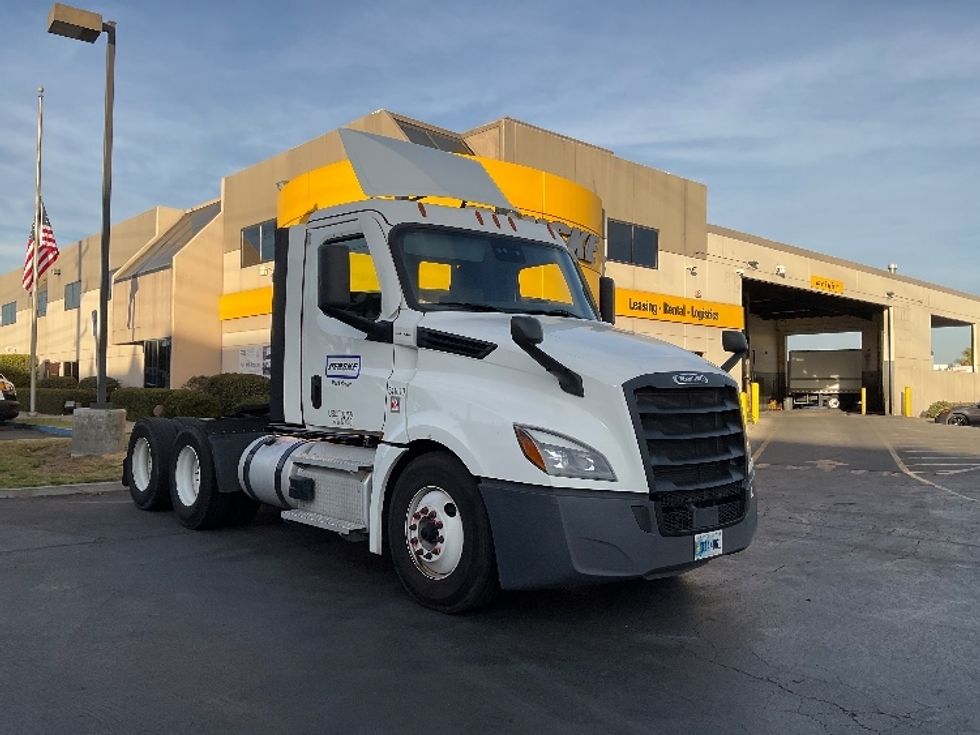 Day Cab Tractor-Heavy Duty Tractors-Freightliner-2021-T12664ST-Torrance-CA-208,137\n\t\tmiles-$ 83,250 - Image 1