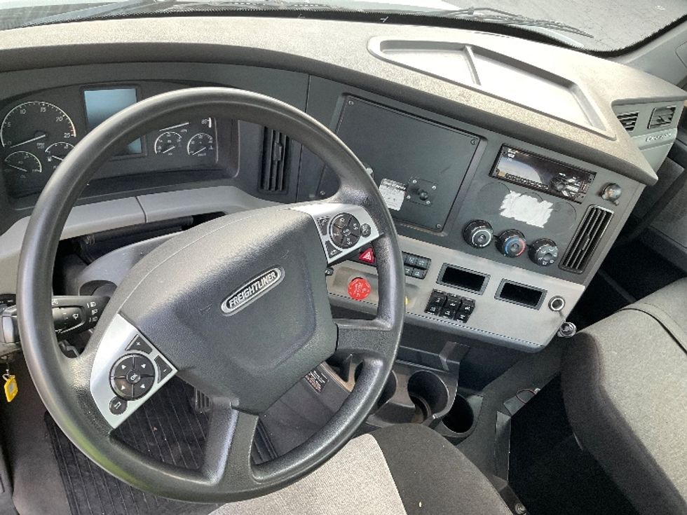 Day Cab Tractor-Heavy Duty Tractors-Freightliner-2021-T12664ST-Torrance-CA-208,137\n\t\tmiles-$ 83,250 - Image 11