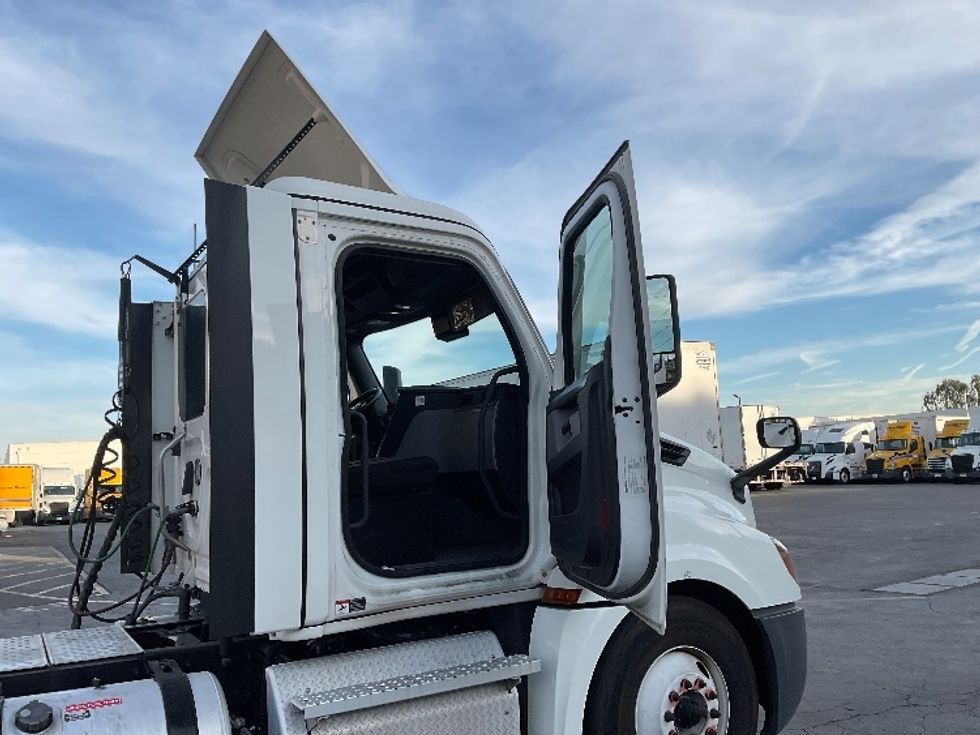 Day Cab Tractor-Heavy Duty Tractors-Freightliner-2021-T12664ST-Torrance-CA-208,137\n\t\tmiles-$ 83,250 - Image 12